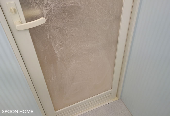 お風呂場のドアについた白い汚れの掃除方法のブログ画像