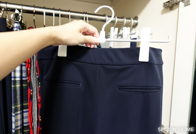 無印良品の「アルミハンガー・パンツ/スカート用」でズボンを収納するブログ画像