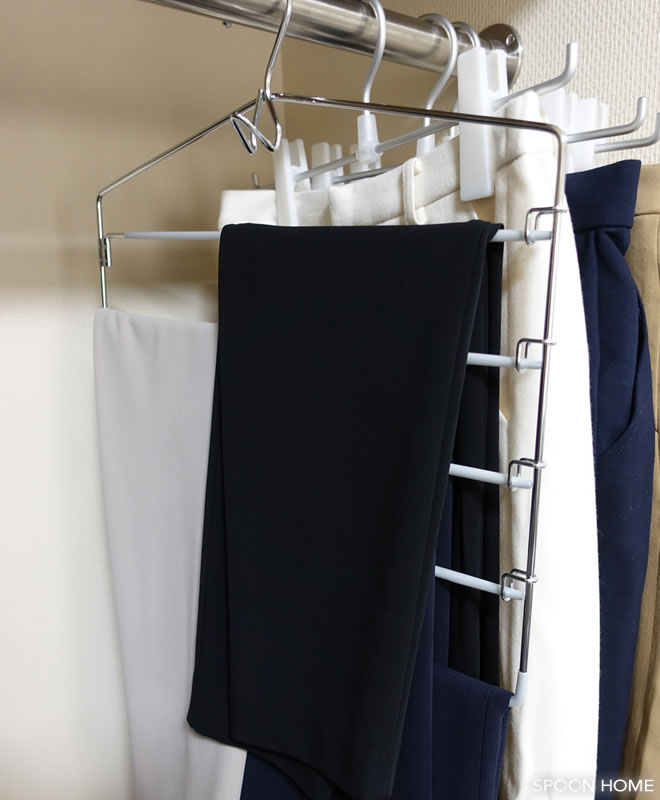 ニトリの「すべりにくいスカートズボン5段ハンガー」でズボンを収納するブログ画像