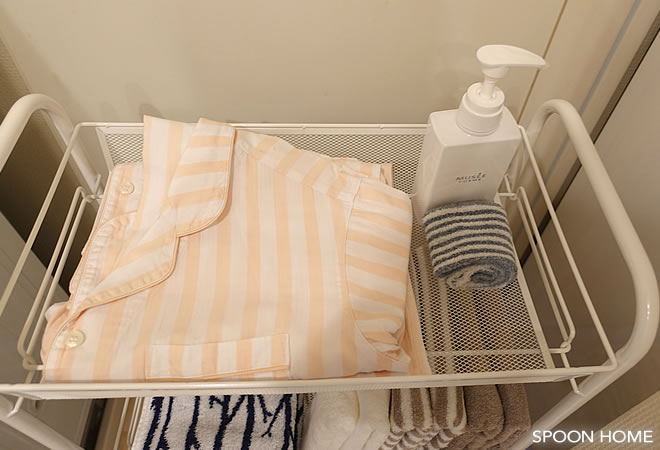 IKEAのHORNAVANバスルームワゴンにパジャマを収納しているブログ画像