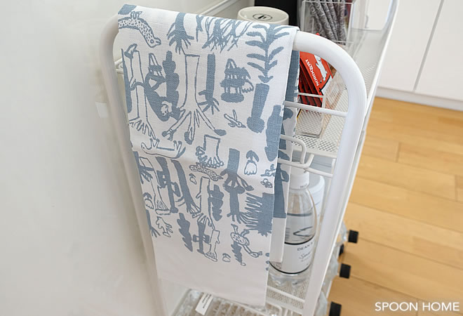 IKEAのHORNAVANバスルームワゴンにキッチンクロスを掛けている画像