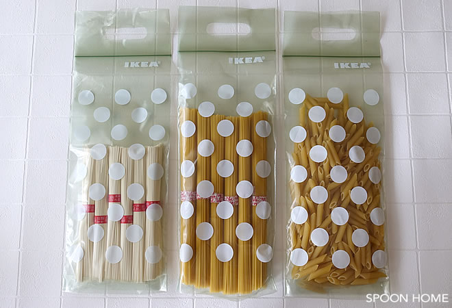 IKEAのBAMSIGプラスチック袋に乾麺を収納