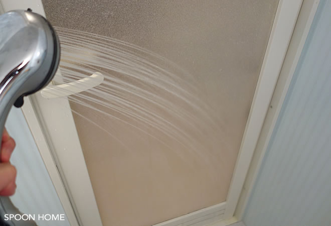 お風呂場のドアについた白い汚れの掃除方法のブログ画像