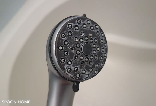 お風呂場のシャワーヘッドについた白い汚れのブログ画像