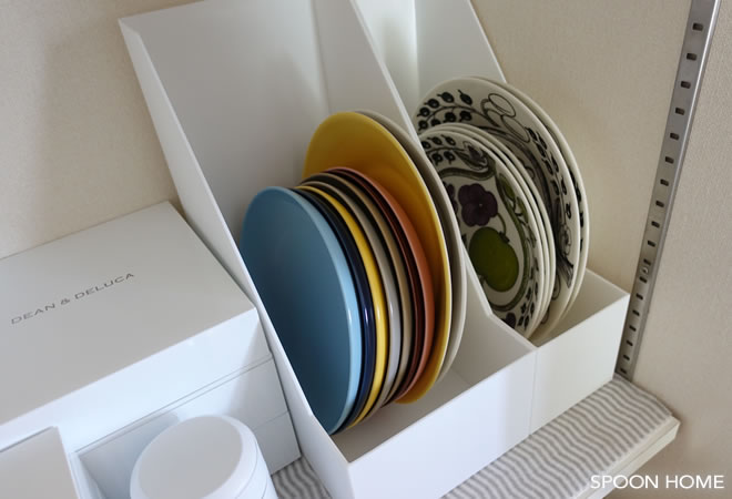 お皿を立てて収納するアイデアと収納グッズのブログ画像