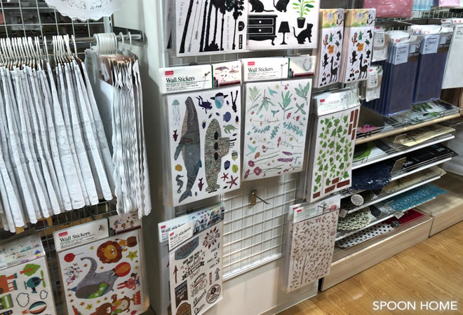 100均ダイソーのウォールステッカー売り場の画像