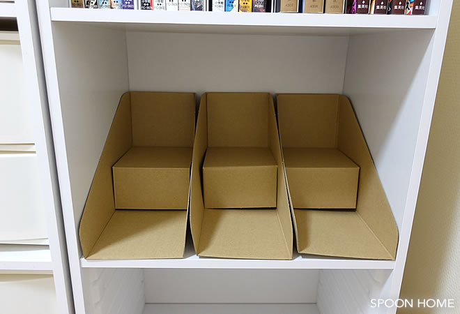 カラーボックスに漫画と本を収納する100均グッズのブログ画像