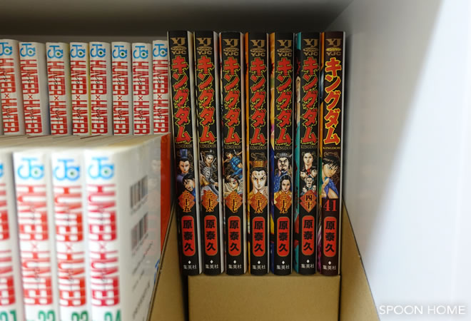 カラーボックスに漫画と本を収納する100均グッズのブログ画像