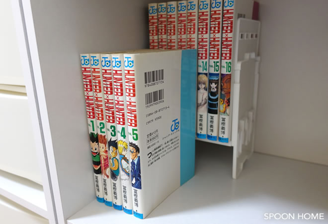 カラーボックスに漫画と本を収納する100均グッズのブログ画像