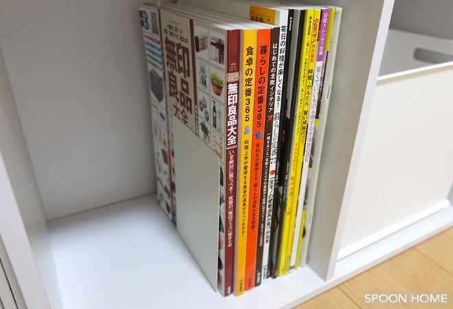 カラーボックスに漫画と本を収納する100均グッズのブログ画像