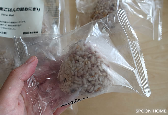 無印良品の冷凍食品「五穀米ごはんの鮭おにぎり」のブログ画像