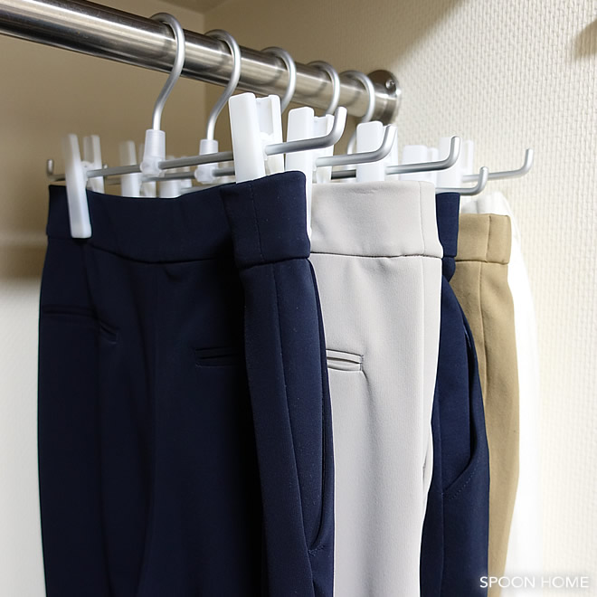 無印良品の「アルミハンガー・パンツ/スカート用」でズボンを収納するブログ画像
