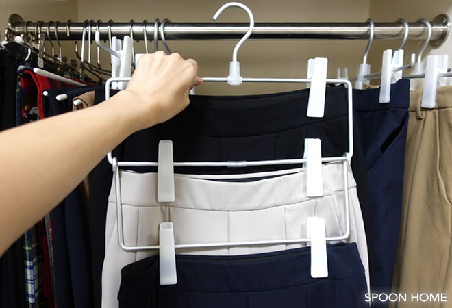 無印良品の「アルミハンガー・パンツ/スカート用3段」でズボンを収納するブログ画像
