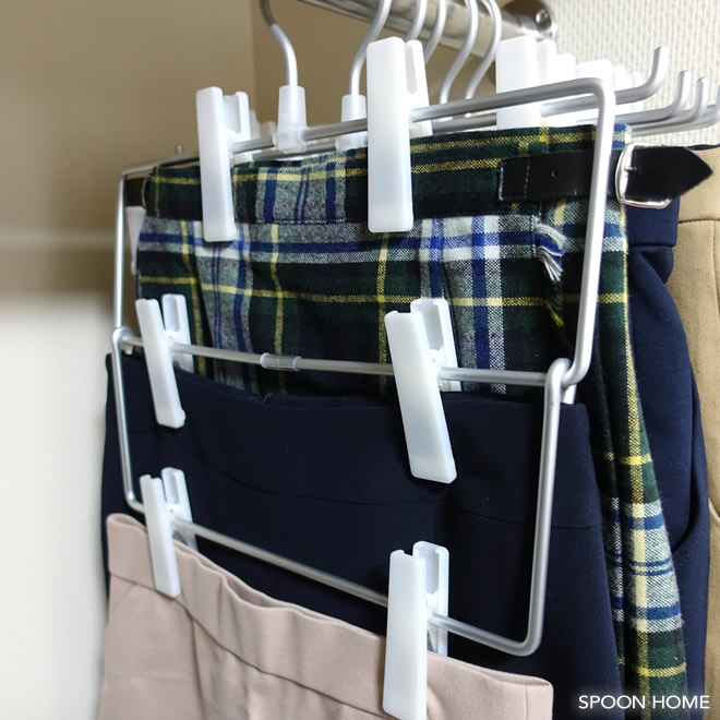 無印良品の「アルミハンガー・パンツ/スカート用3段」でズボンを収納するブログ画像