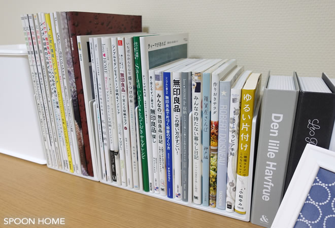 無印良品のスチロール仕切スタンドに本と雑誌を収納しているブログ画像