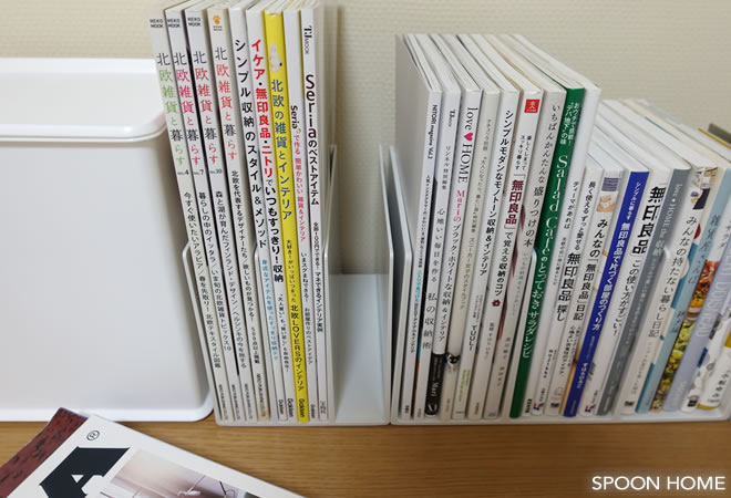 無印良品のスチロール仕切スタンドに本と雑誌を収納しているブログ画像