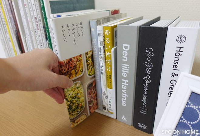 無印良品のスチロール仕切スタンドに本と雑誌を収納しているブログ画像