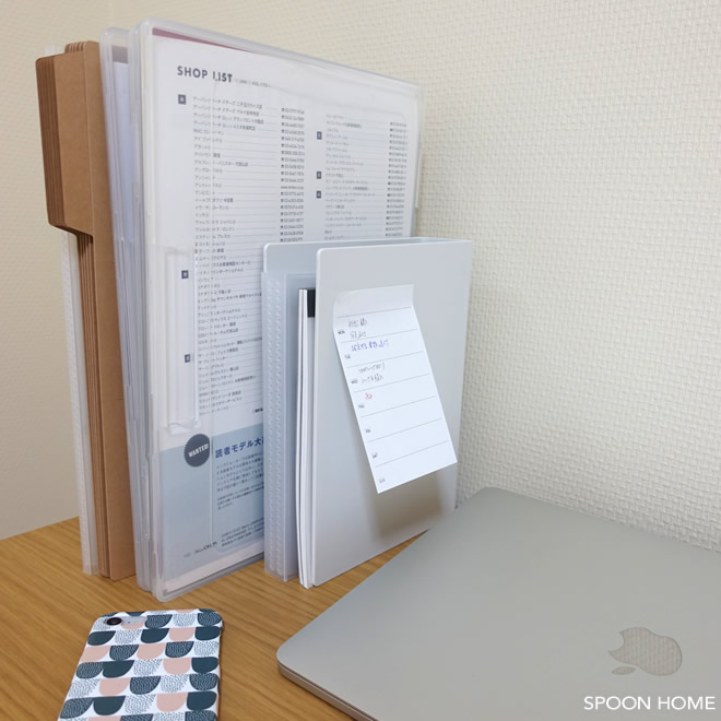 無印良品のスチロール仕切スタンドに書類や郵便物を収納しているブログ画像