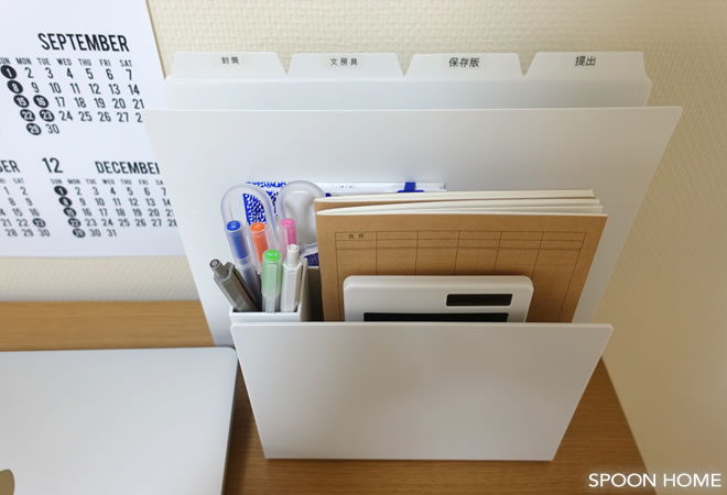 無印良品のスチロール仕切スタンドに個別フォルダを収納している画像
