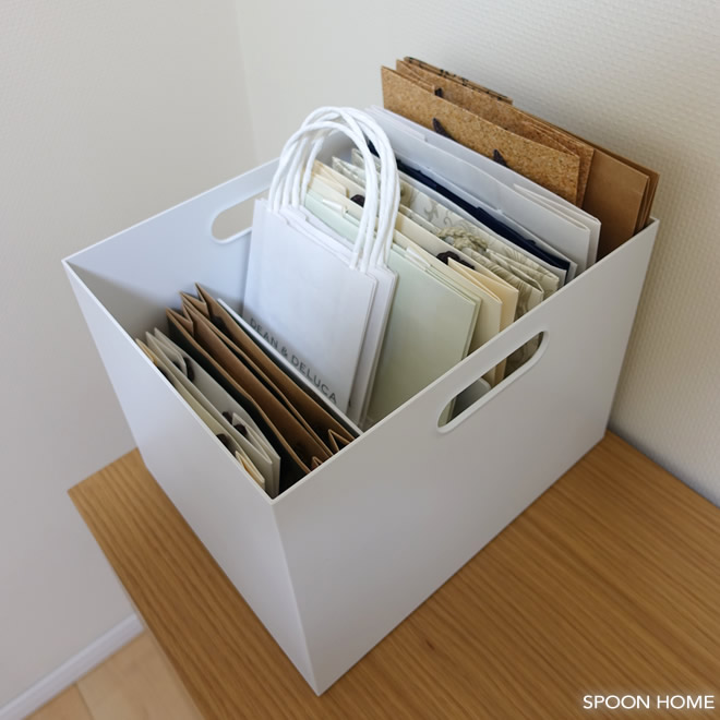 無印良品のスチロール仕切スタンドで紙袋を収納しているブログ画像