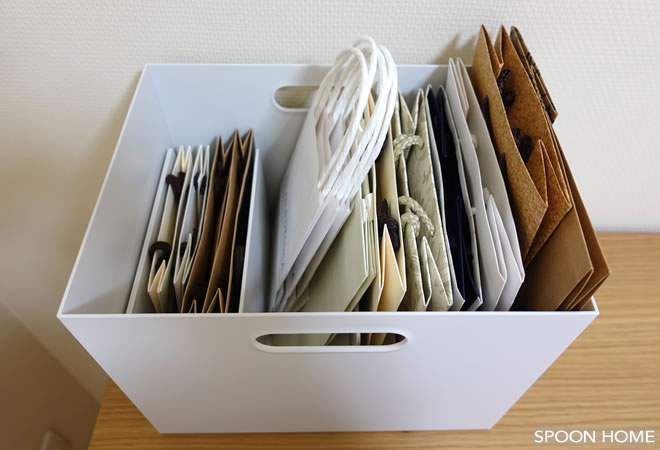 無印良品のスチロール仕切スタンドで紙袋を収納しているブログ画像