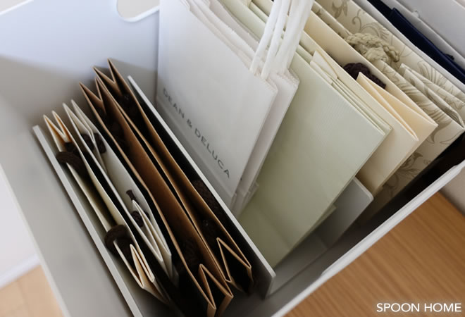無印良品のスチロール仕切スタンドで紙袋を収納しているブログ画像