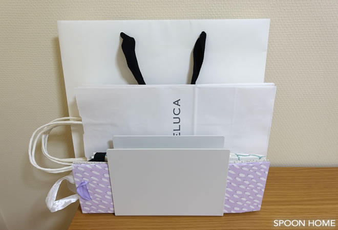 無印良品のスチロール仕切スタンドで紙袋を収納しているブログ画像