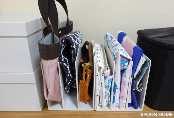 無印良品のスチロール仕切スタンドでバッグを収納しているブログ画像