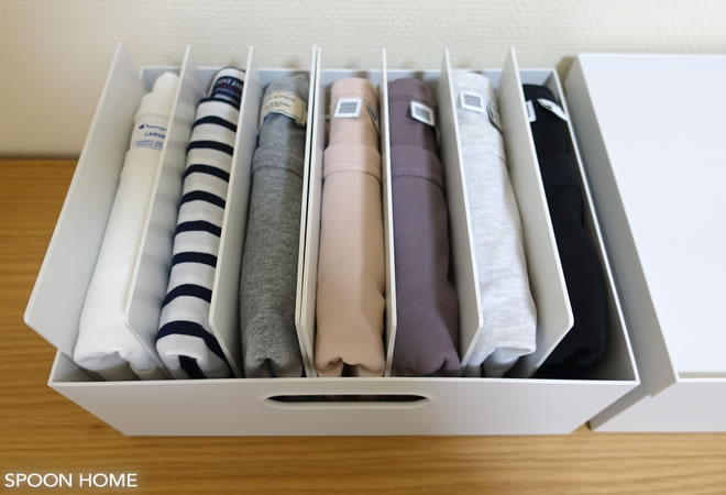 無印良品のスチロール仕切スタンドでTシャツを収納しているブログ画像