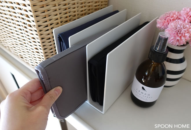 無印良品のスチロール仕切スタンドでパスポートケースを収納しているブログ画像