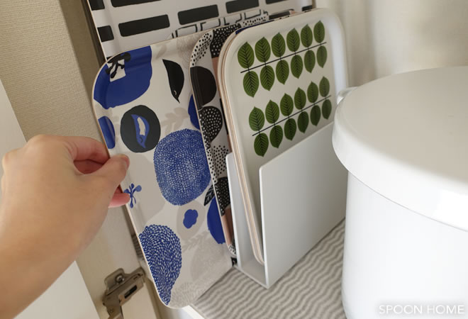 無印良品のスチロール仕切スタンドでキッチントレイを収納しているブログ画像
