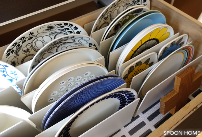 無印良品のスチロール仕切スタンドでお皿を収納しているブログ画像