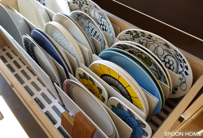 無印良品のスチロール仕切スタンドでお皿を収納しているブログ画像