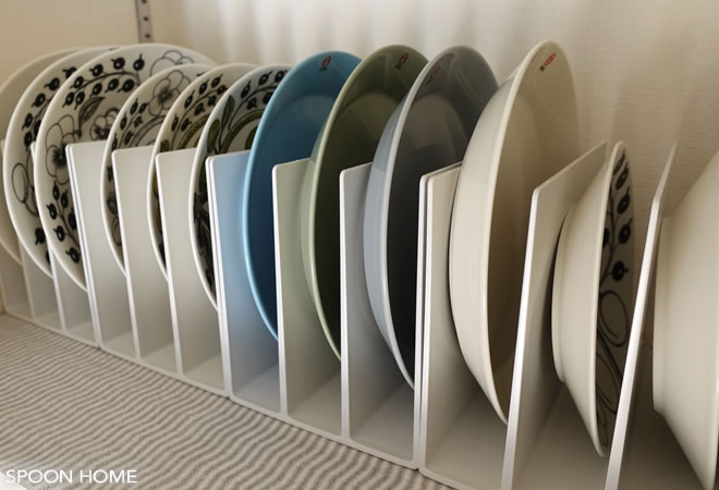 無印良品のスチロール仕切スタンドでお皿を収納しているブログ画像