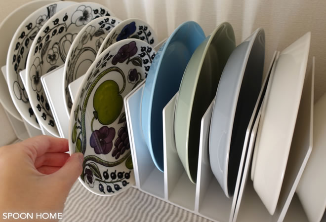 無印良品のスチロール仕切スタンドでお皿を収納しているブログ画像