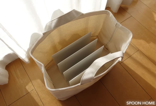 無印良品の持ち手付帆布長方形バスケットにスチロール仕切スタンドを入れている画像