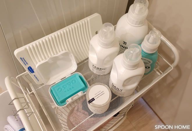 IKEAのHORNAVANバスルームワゴンに洗濯洗剤ボトルを置いている