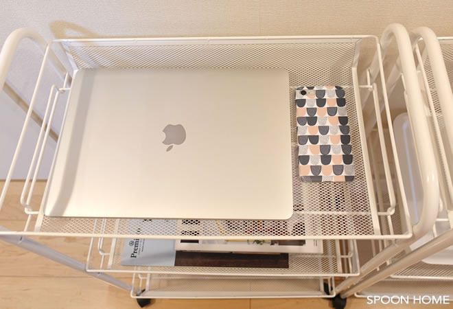 IKEAのHORNAVANバスルームワゴンに13インチノートパソコンを置いている画像