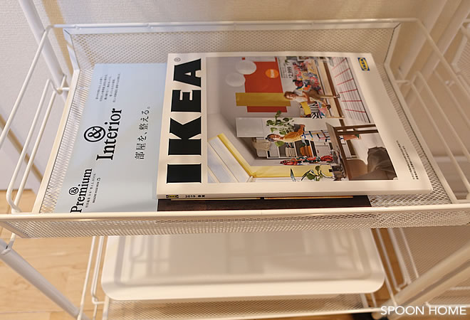 IKEAのHORNAVANバスルームワゴンにA4サイズ雑誌を収納している画像