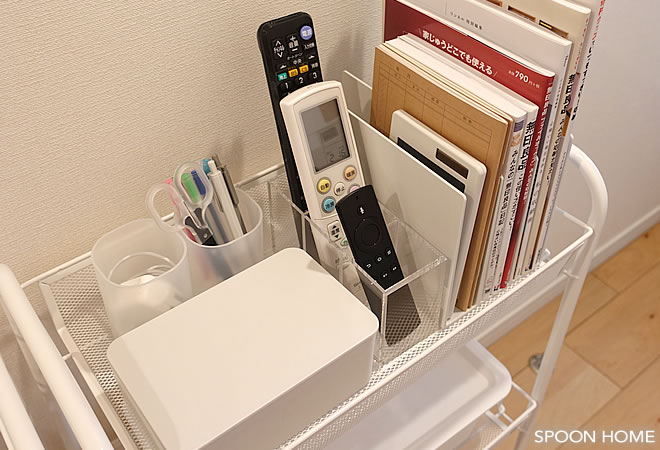 IKEAのHORNAVANバスルームワゴンに本や文房具を収納している画像