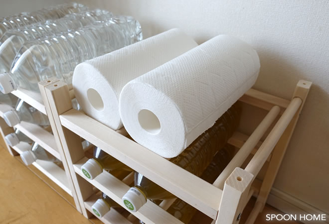 IKEAのHUTTENワインラックにキッチンペーパーを収納