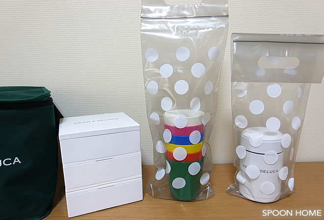 IKEAのBAMSIGプラスチック袋にコップを入れる