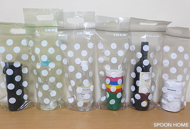 IKEAのBAMSIGプラスチック袋に入れた飲料グッズを並べる