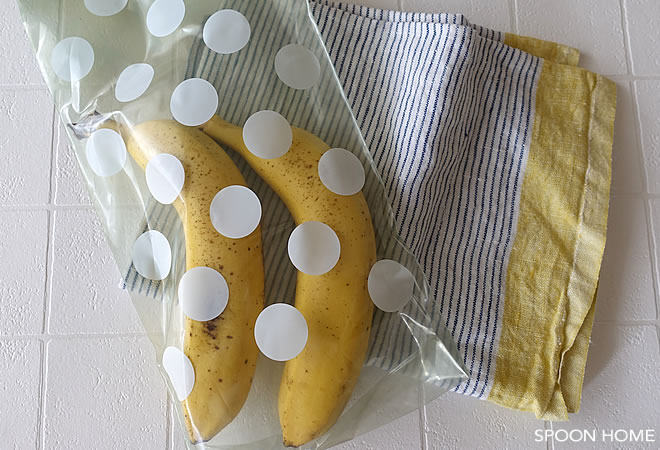 IKEAのBAMSIGプラスチック袋にバナナを入れる