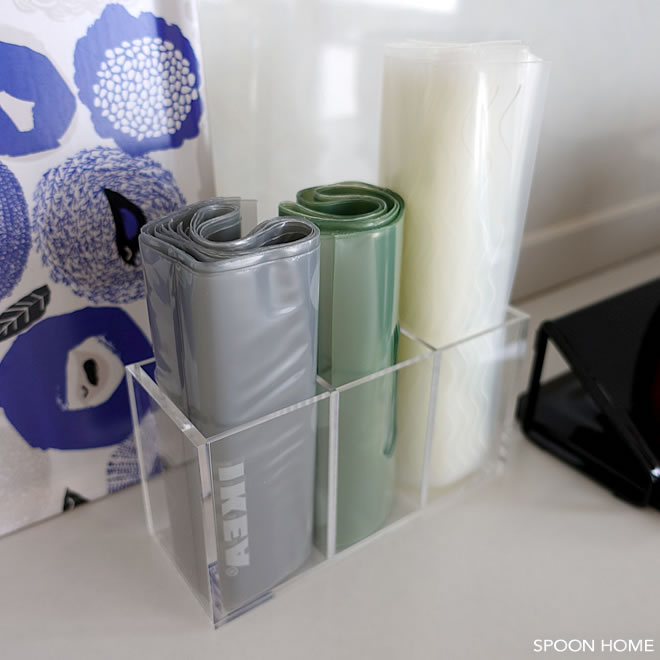 IKEAのBAMSIG・バムスィグ持ち手付きプラスチック袋を立てて収納する画像