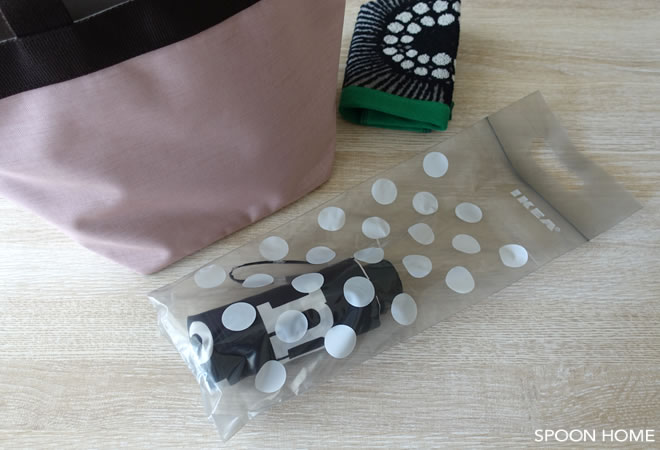 IKEAのBAMSIG・バムスィグ持ち手付きプラスチック袋に折りたたみ傘を収納