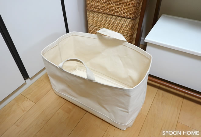 「無印良品の持ち手付帆布長方形バスケット」を使ったバッグの収納アイデア画像