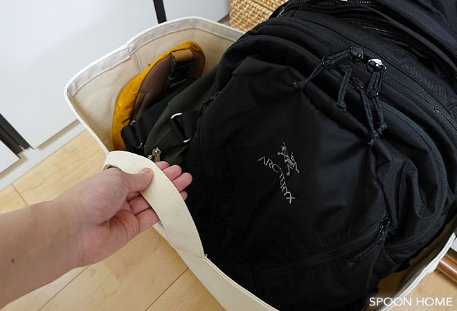 「無印良品の持ち手付帆布長方形バスケット」を使ったバッグの収納アイデア画像