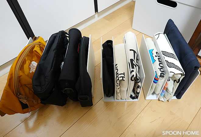 「無印良品のスチロール仕切スタンド」を使ったバッグの収納アイデア画像