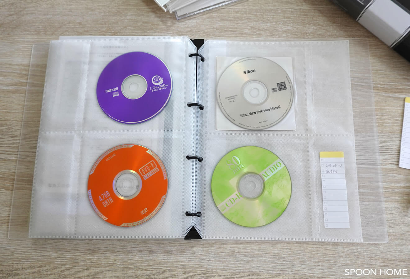 100均セリアのA4サイズ・バインダーとリフィルでCD-ROMとDVDを収納